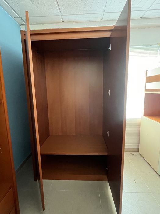 Armario madeira escura