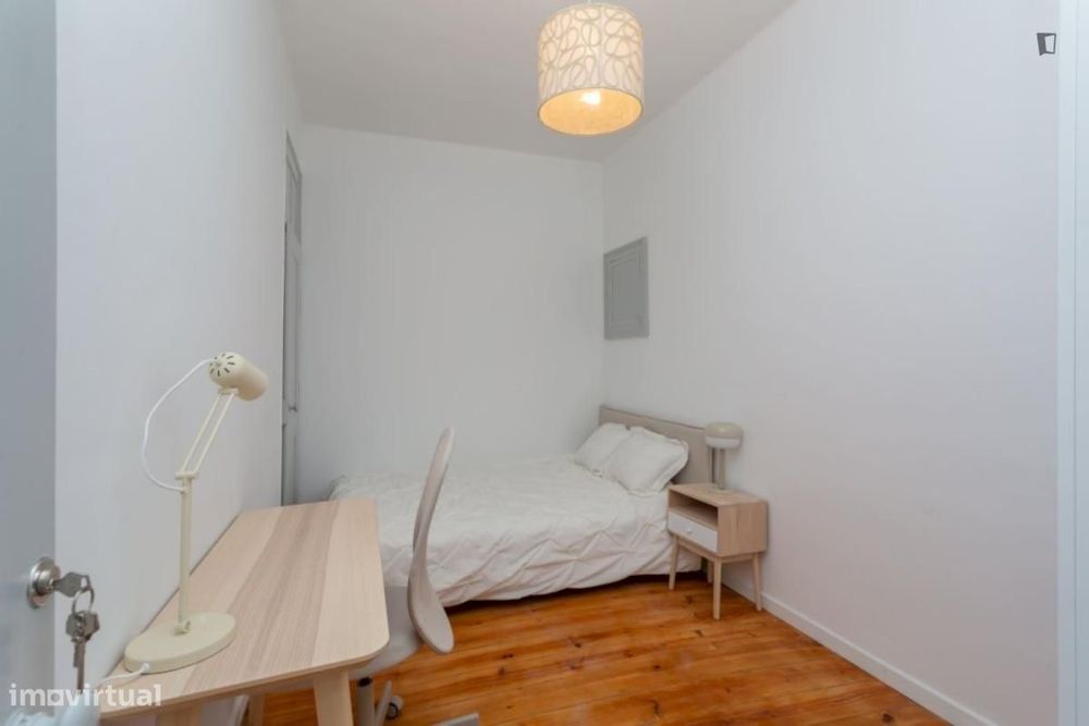 Apartamento com 5 quartos - localizado em Anjos Lisbon