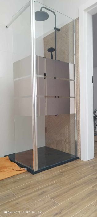 Kabina prysznicowa szklana sciana