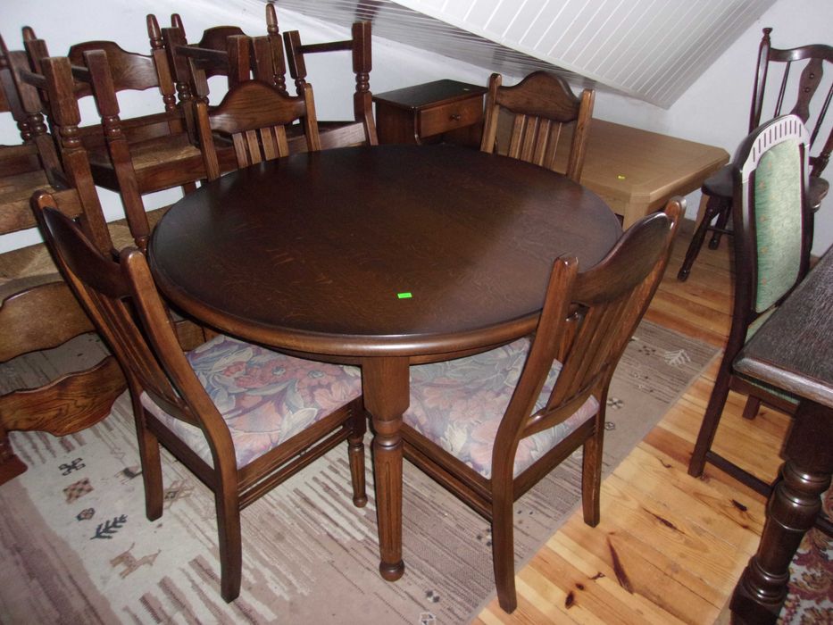 Stół okrągły i 4 krzesła. Lite drewno dębowe.