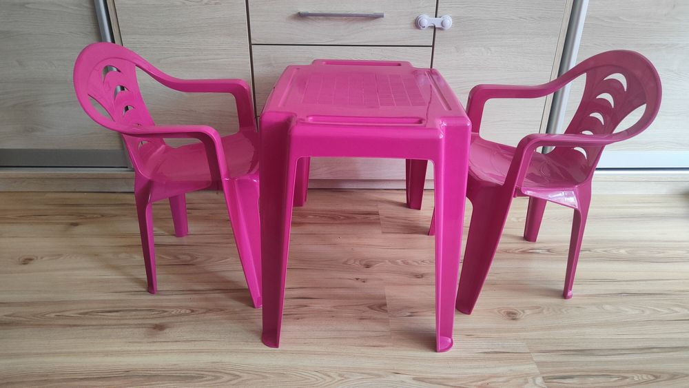 Zestaw plastikowy stolik i dwa krzesła dla dzieci