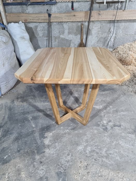 Стіл з масиву ясена