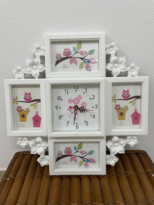 Moldura branca para 4 fotos com relógio