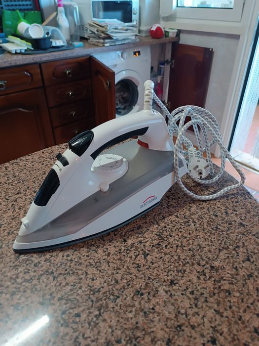 Ferro de Engomar Electronia 2200W Base Cerâmica