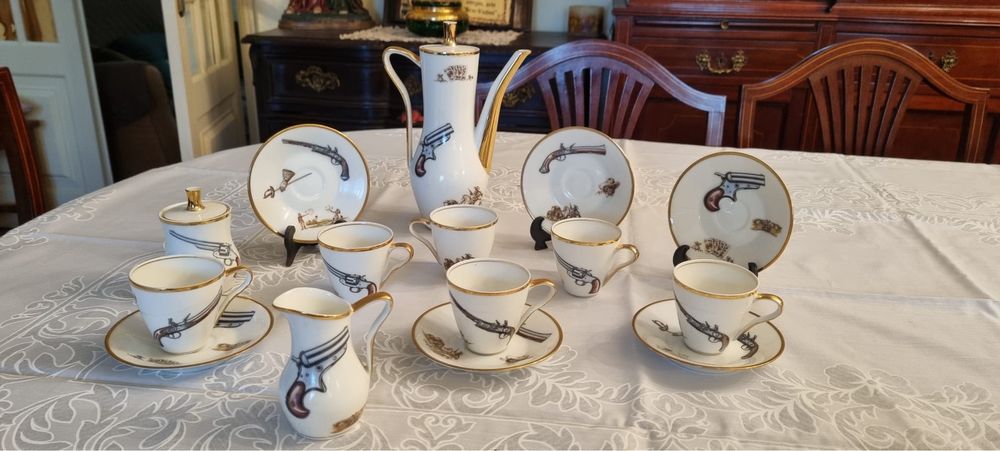 Conjunto de café em porcelana Coimbra com remate em dourado.