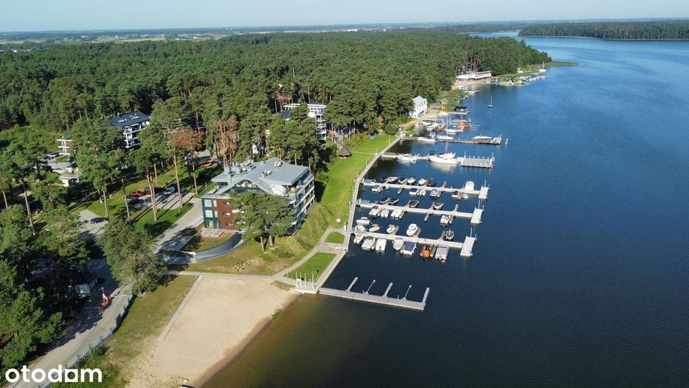 Apartament w Marina Borki Augustów. Taras z widokiem na jezioro