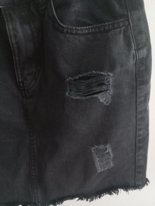 Czarna spódniczka z dziurkami