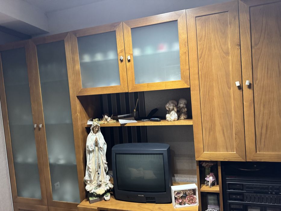 Movel de sala em madeira de castanho