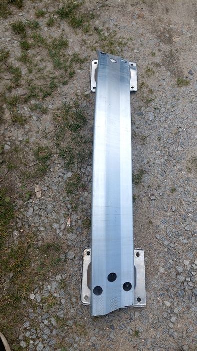 Підсилювач заднього бампера Tesla model 3