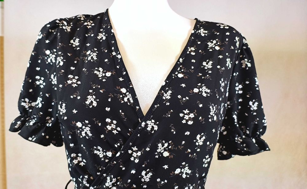 Nowa Piękna Sukienka z falbaną S/M Kopertowy Dekolt Kobieca i Stylowa