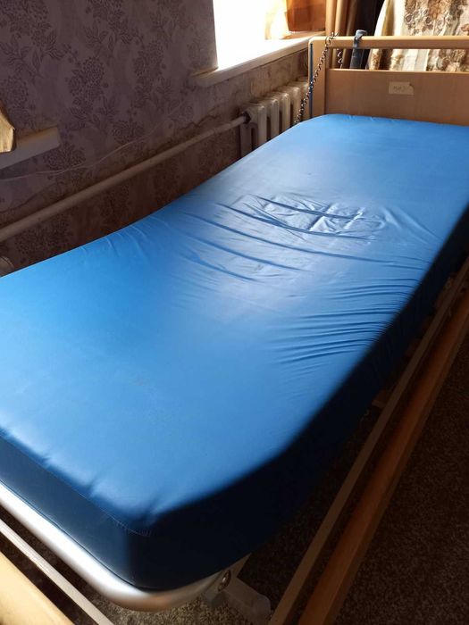 Багатофункціональне медичне ліжко з хрестовинною базою