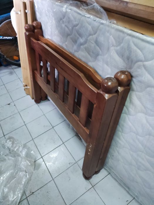 Vendo cama de solteiro 1.90 por 1m . Madeira maciça com estrado e colc