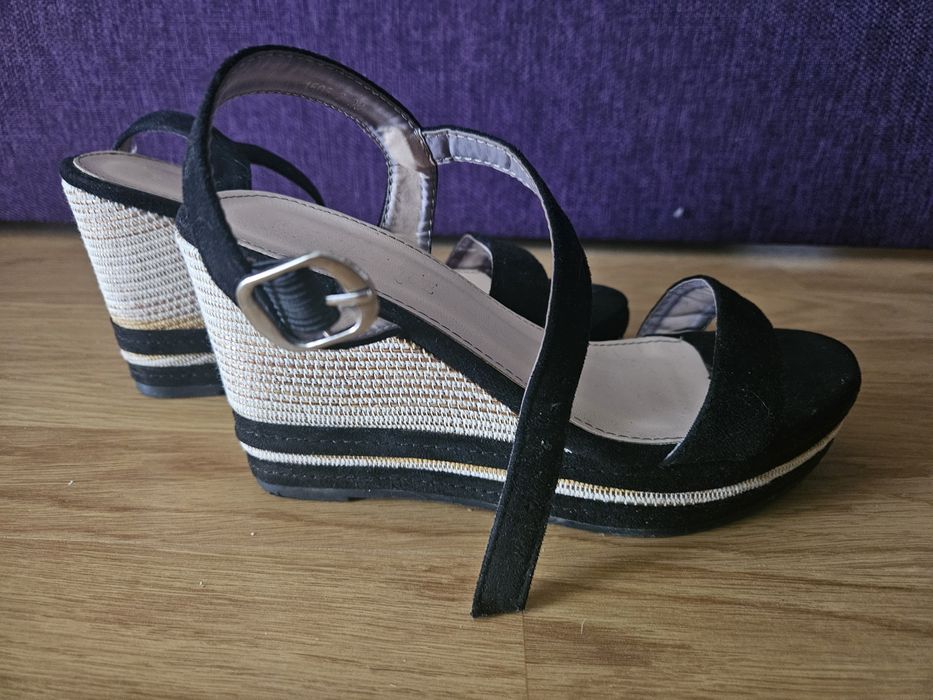 Czarne sandały na koturnie 38