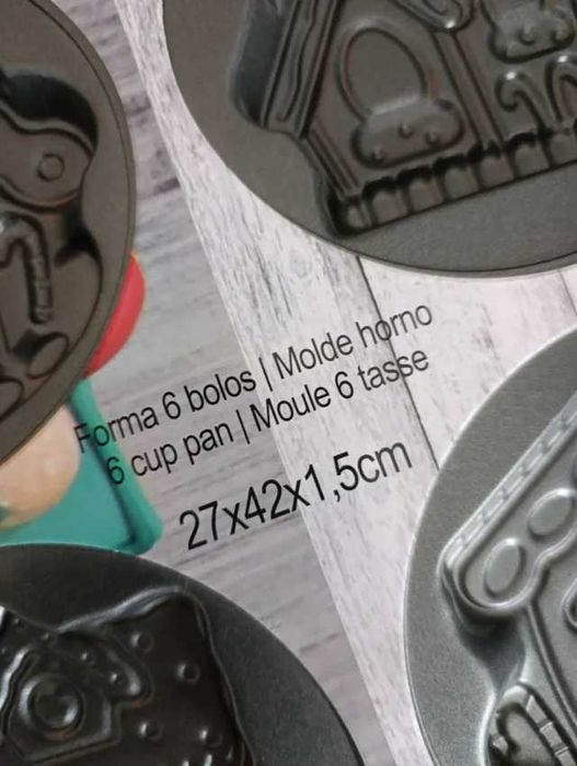 Tabuleiro com 6 moldes de casas