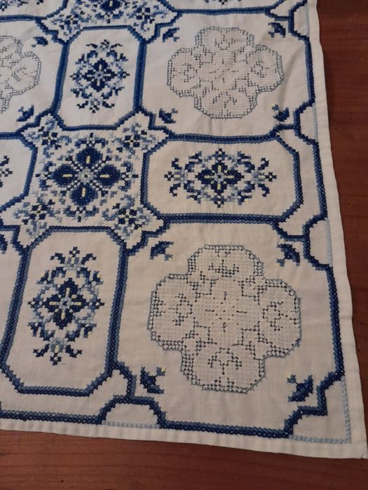 Toalha integralmente bordada à mão ponto cruz