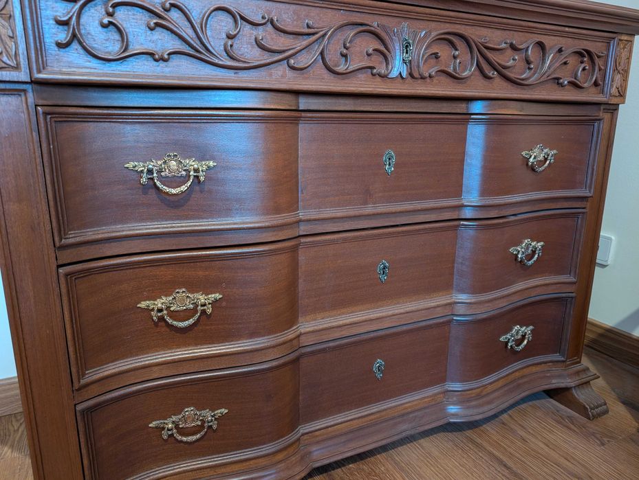 Cómoda de madeira antiga