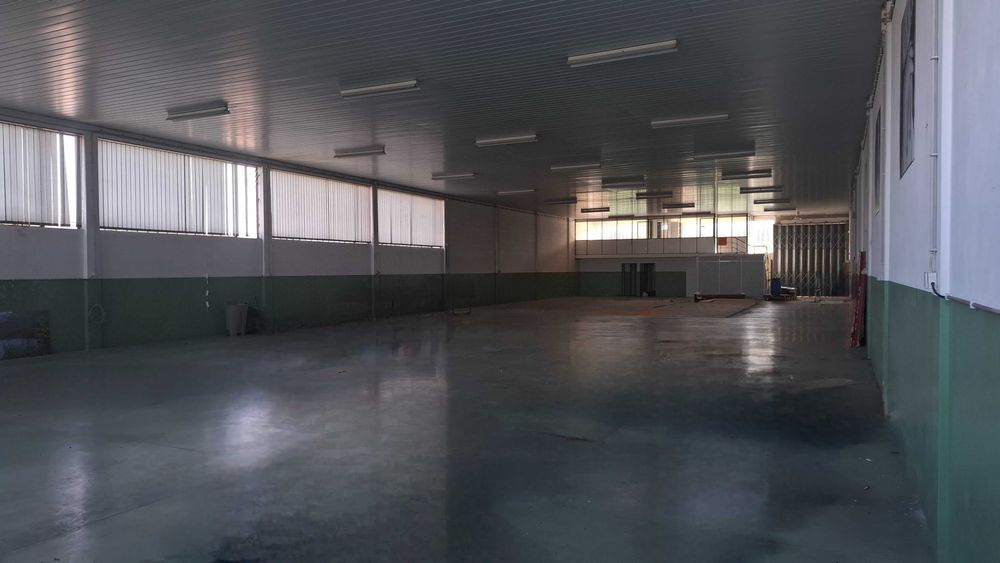 Armazém para arrendar em Guimarães de 3 frentes com cerca 800m² e com muita Luz natural