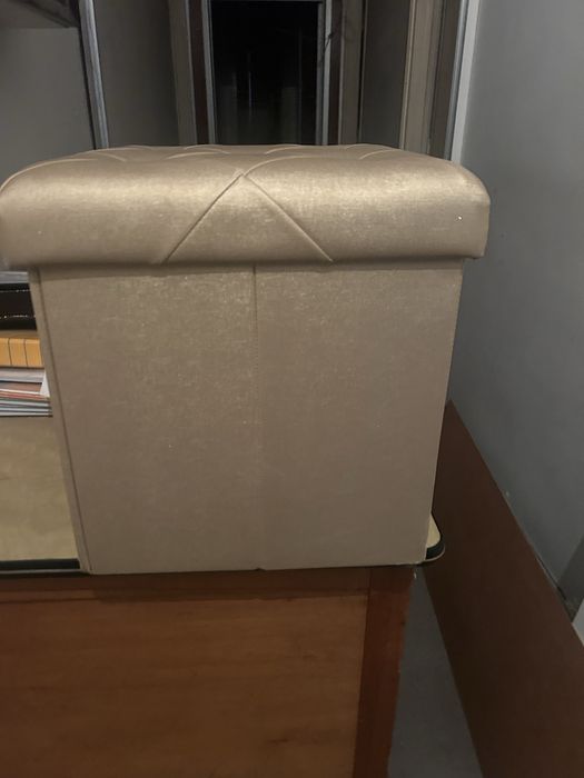 Banqueta dourada com arrumação