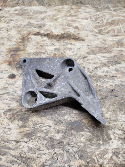 Кронштейн коробки передач Опель 90575124 Opel Vectra B