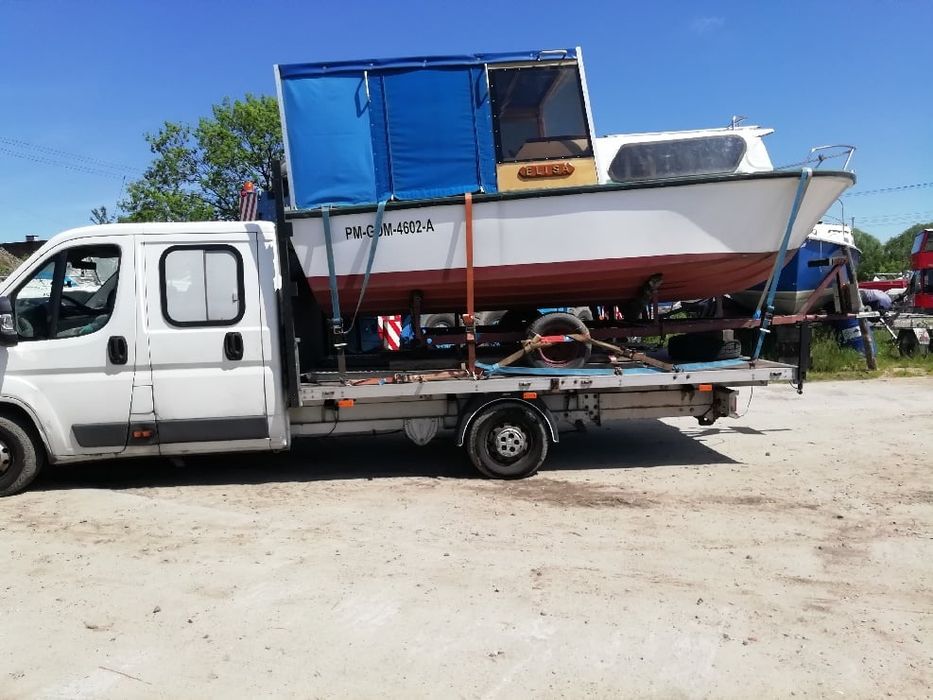 Łódź z silnikiem 15KM.