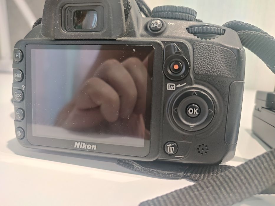 Продам майже новий Nikon D3100 з кітовим об'єктивом