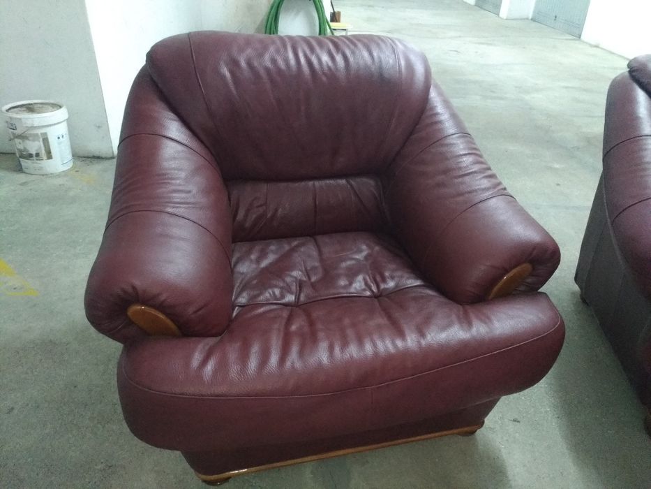 Sofás terno+poltrona em pele