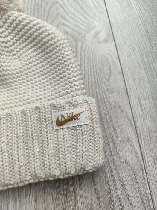 Жіноча зимова шапка з помпоном Nike Beanie Beige  One Size