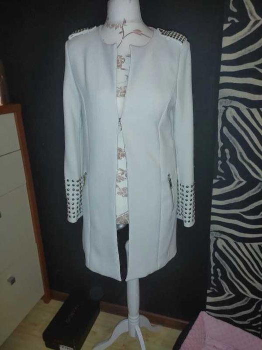 Płaszczyk z ćwiekami na podszewce