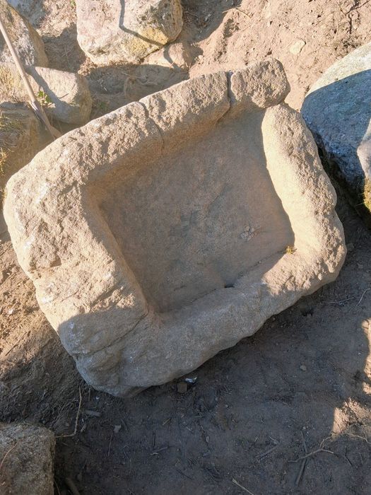 Pia em pedra conca centenária de ruína rural