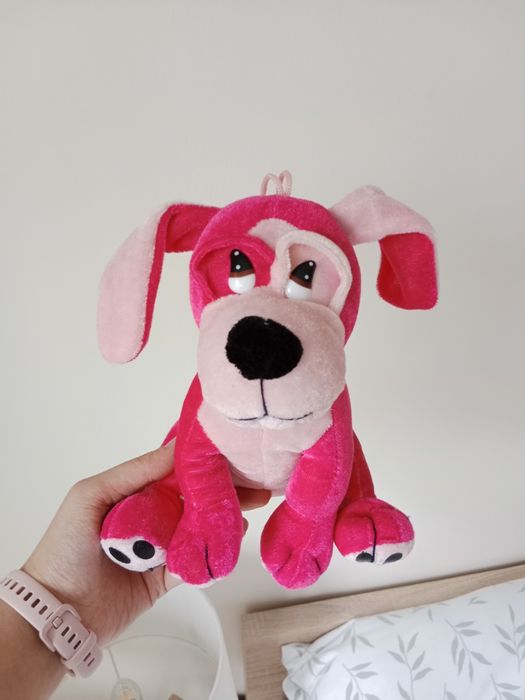 Pluszowy różowy pies