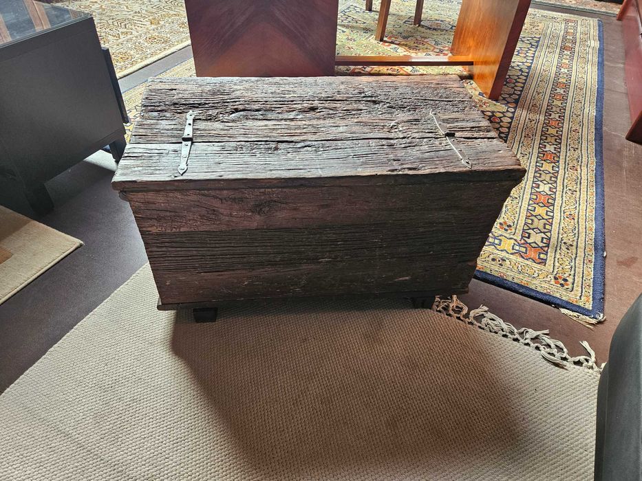 Cómoda / Baú muito antigo - Ideal para decoração - Bom estado geral