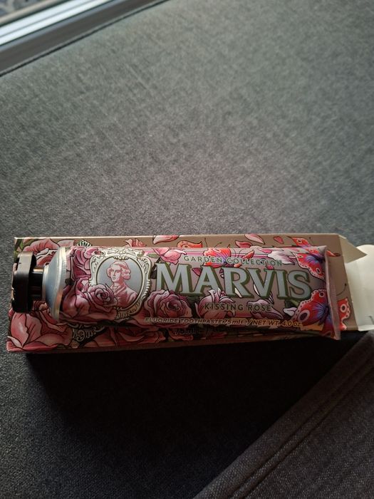 Pasta do zębów Marvis  Kissing Rose  Garden collection 75 ml