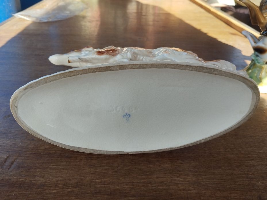 Дві статуетки під реставрацію