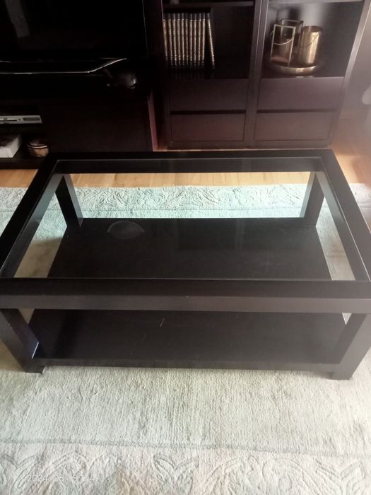 Mesa de centro em madeira com tampo em vidro