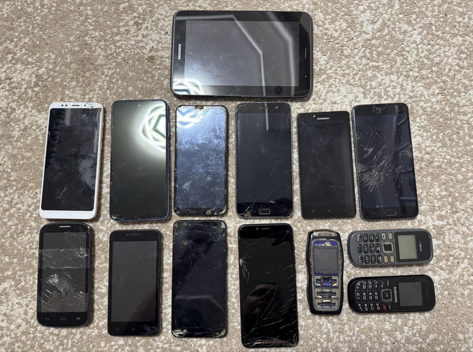 Старые мобильные телефоны и планшет