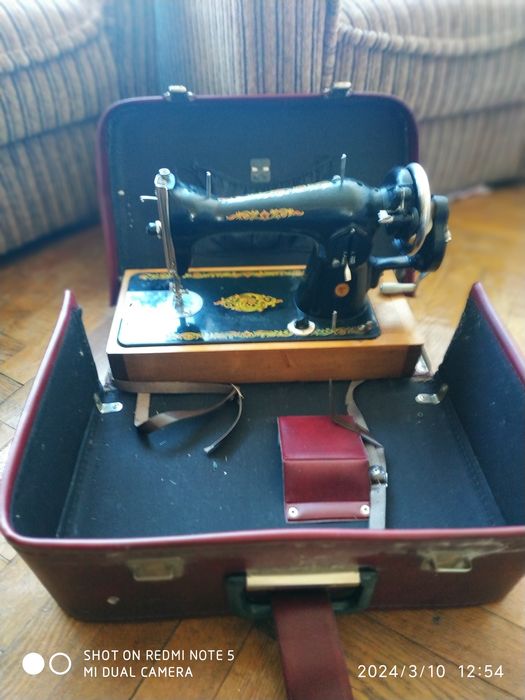 Швейная машинка фирмы зингер