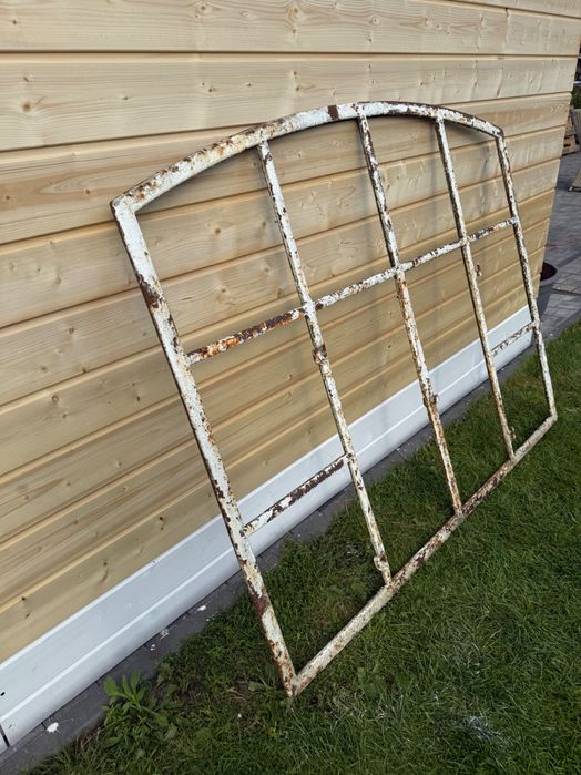 Stare solidne okna żeliwne