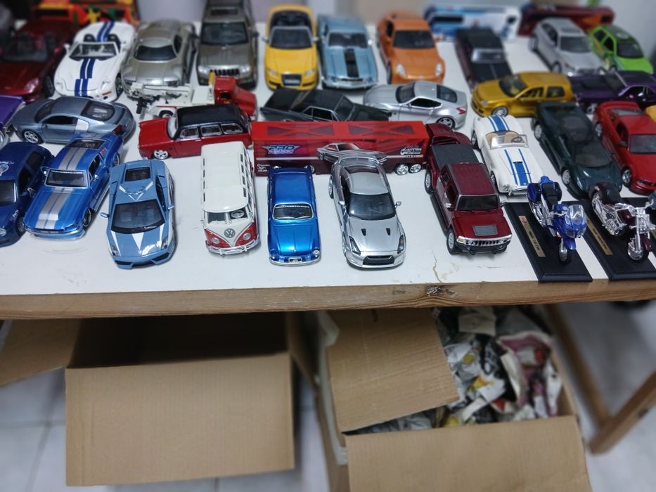 Vendo colecao de carros motas e autocarros