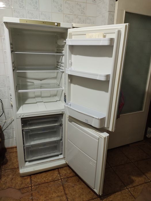 Холодильник Indesit  під ремонт або на запчастини