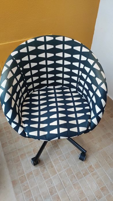 Cadeira giratória IKEA preto e branco