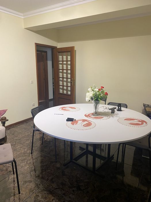Mesa redonda medindo1,65  mt