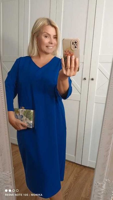 Elegancka niebieska sukienka z kieszeniami imprezy