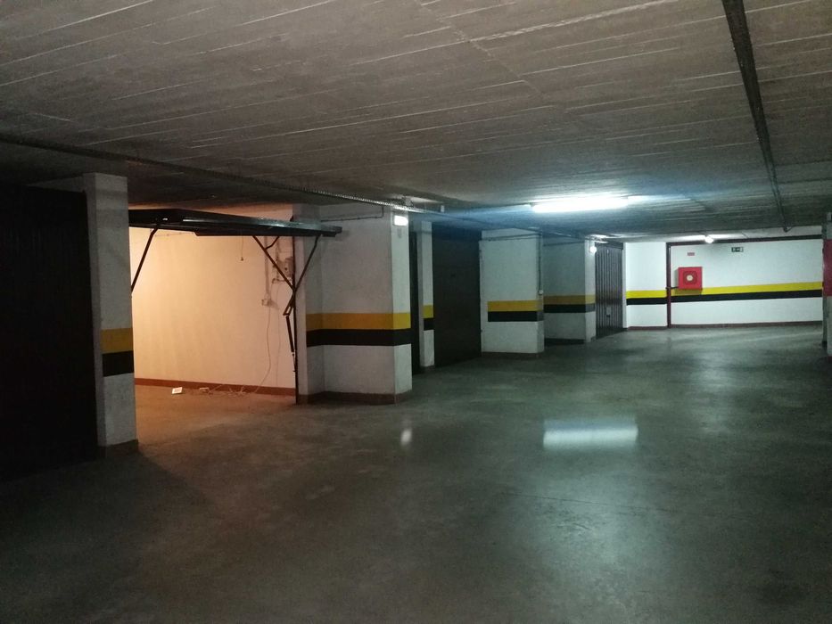 Aluga-se Garagem Box com 19m² , na Av. dos Bons Amigos - Cacém