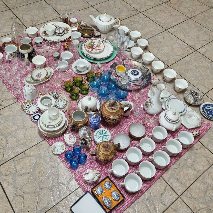 Coleção com cerca de 300 peças de porcelana japonesa, Vista Alegre etc