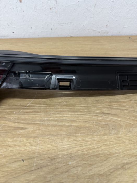 Lampa klapy lewy tyl Porsche Panamera 971 ciemna, Europa