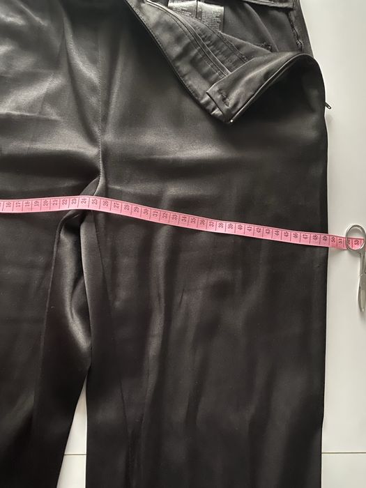 Czarne spodnie z połyskiem i koronką H&M