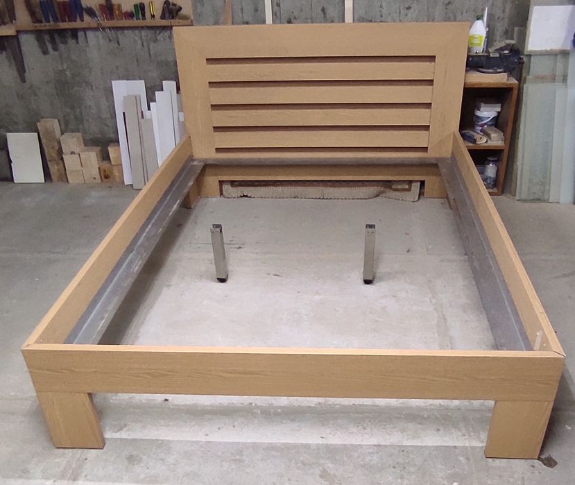 Cama de casal em alumínio e inox, extremamente segura.