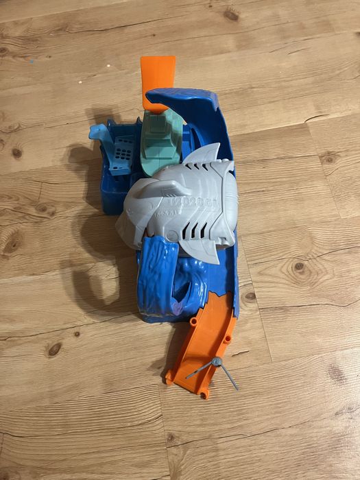 Трек Hot wheels акула