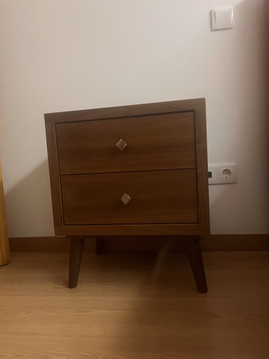 Mesa cabeceira. Em nogueira.