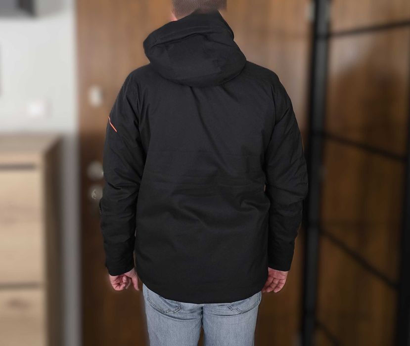 Męska czarna kurtka narciarska marki Salomon, rozmiar L